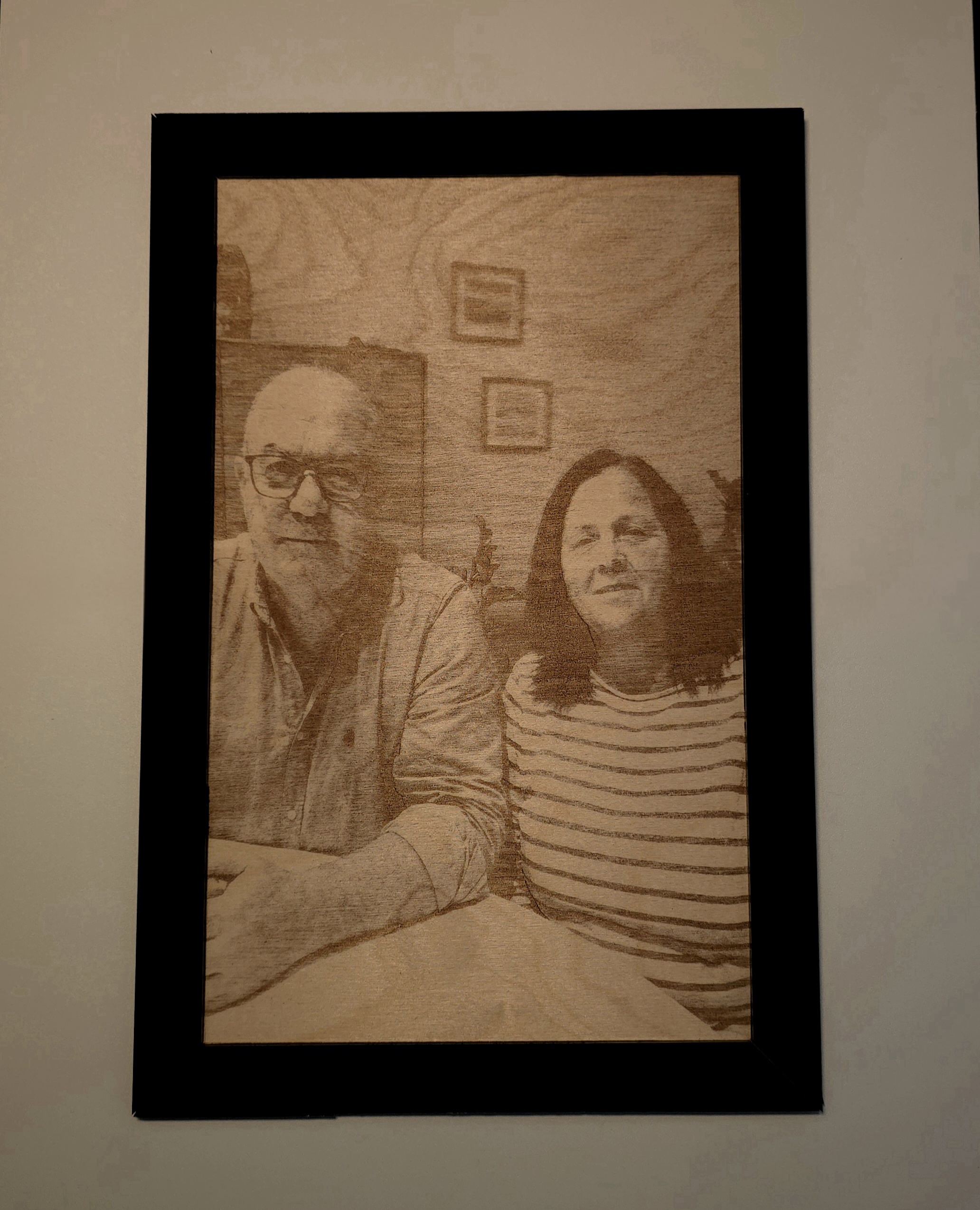 Foto gravada em madeira com moldura em acrílico preto brilhante 