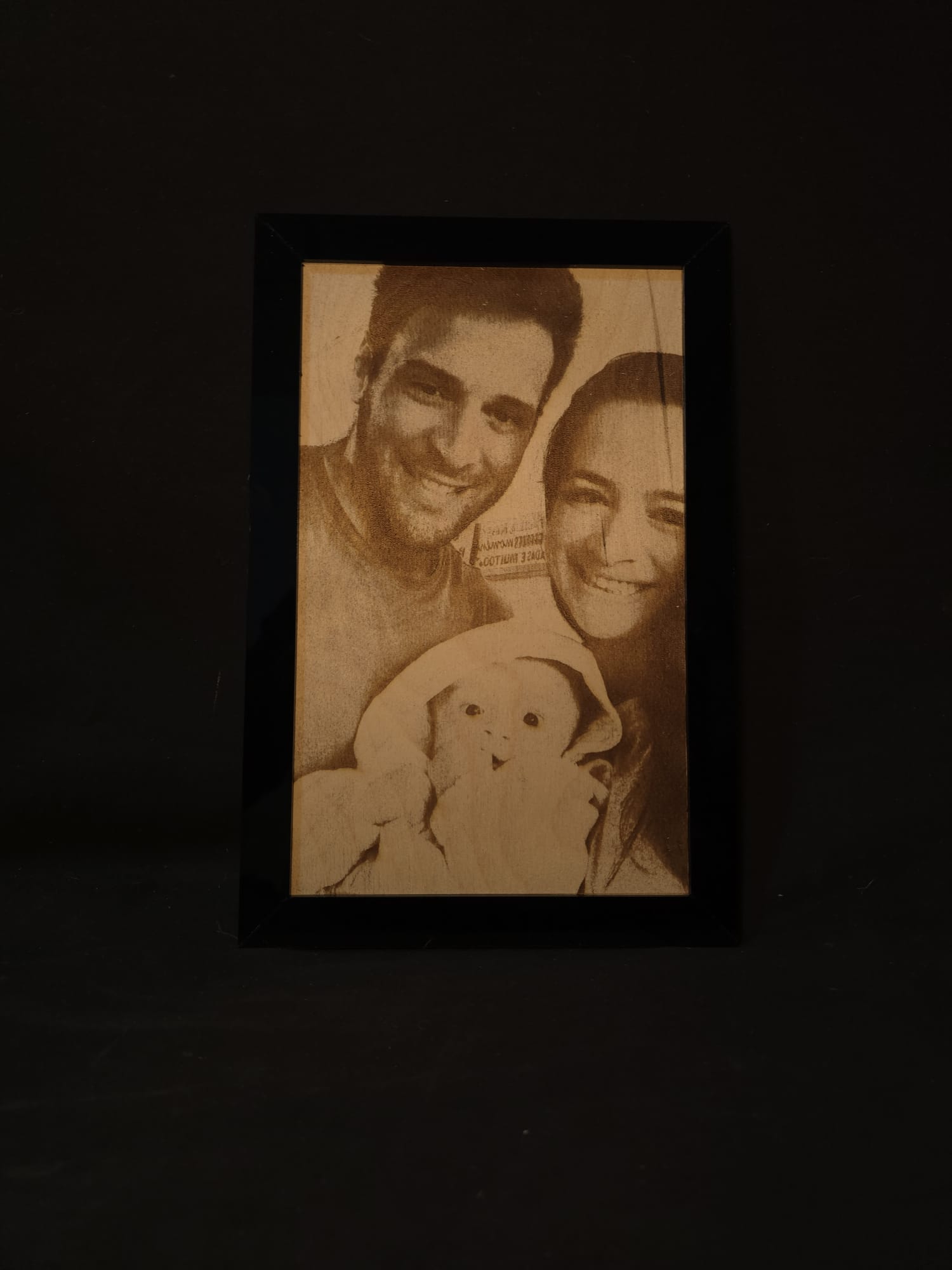 Foto gravada em madeira com moldura em acrílico preto brilhante 