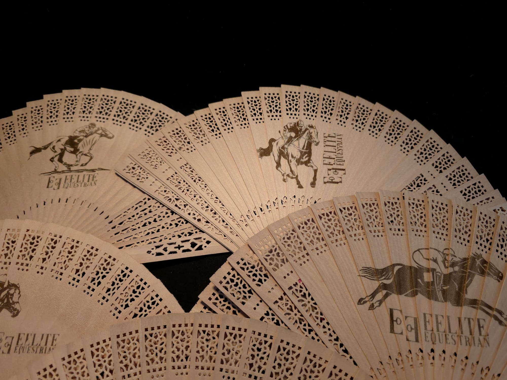 Leques de madeira personalizados