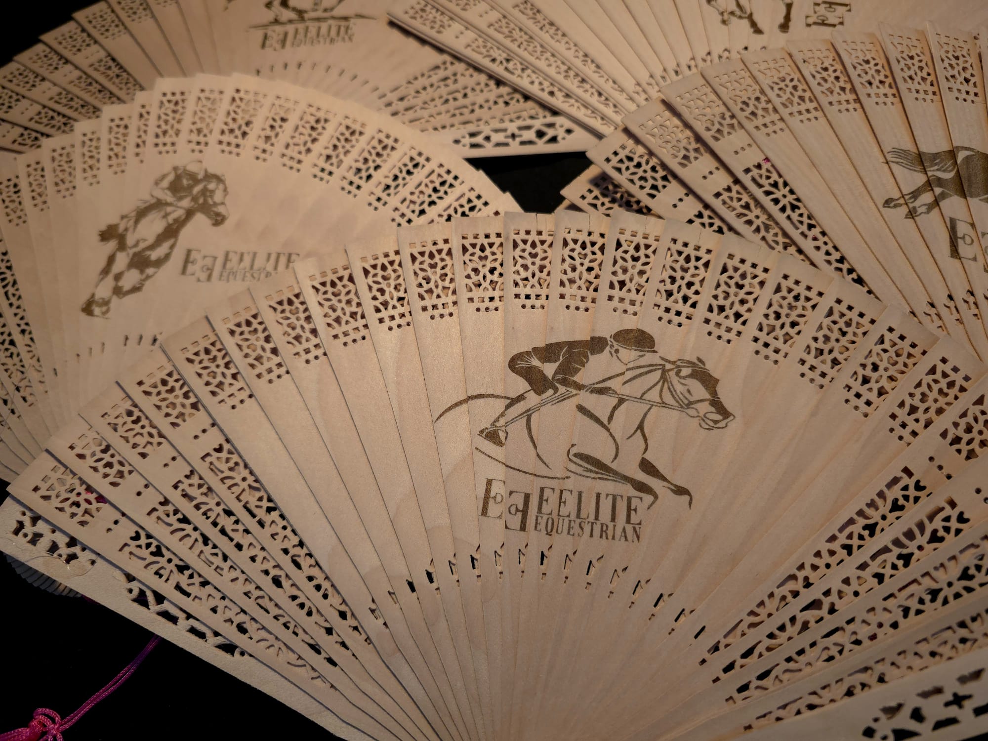 Leques de madeira personalizados