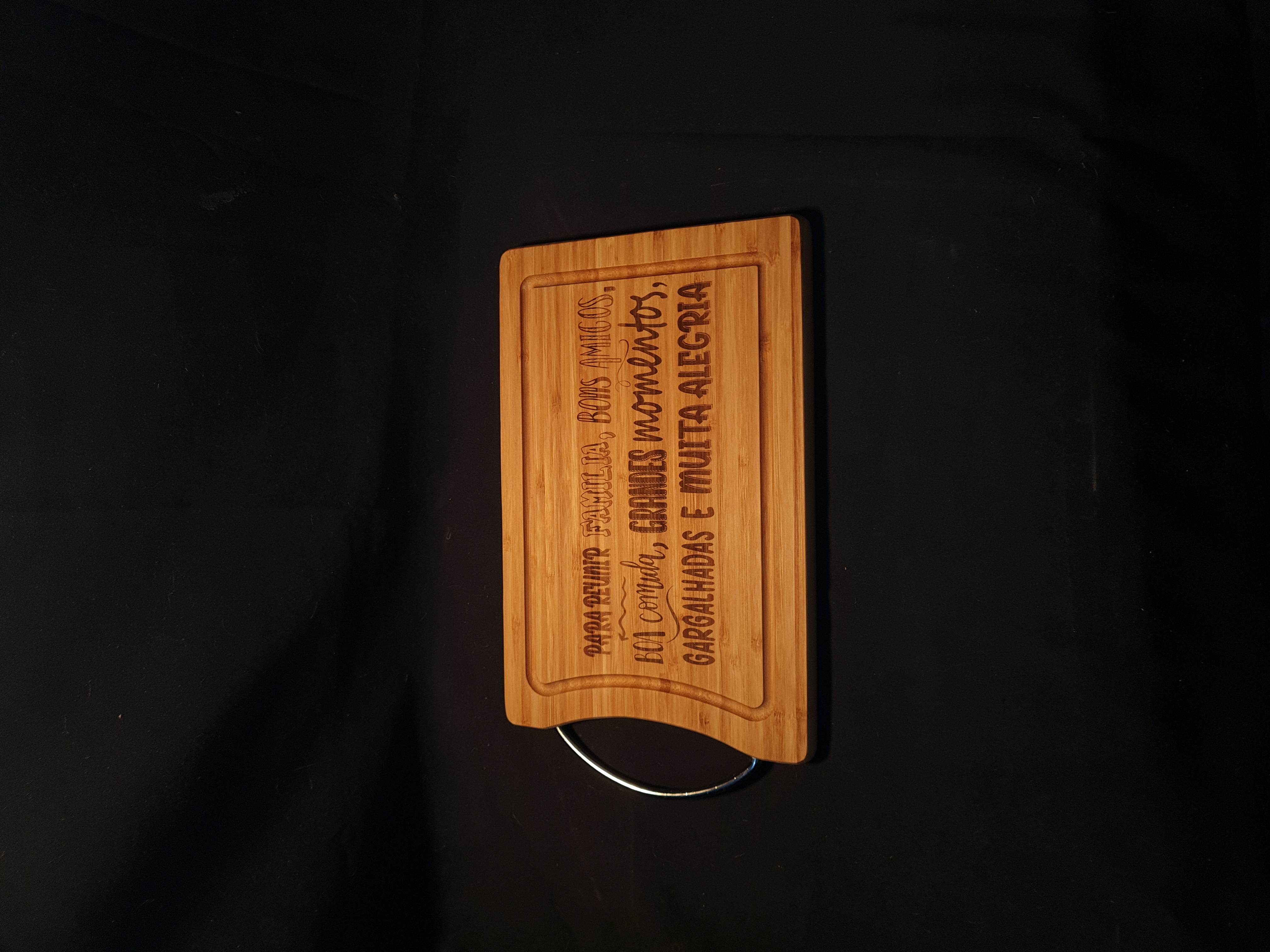 Tábua de corte com pega 