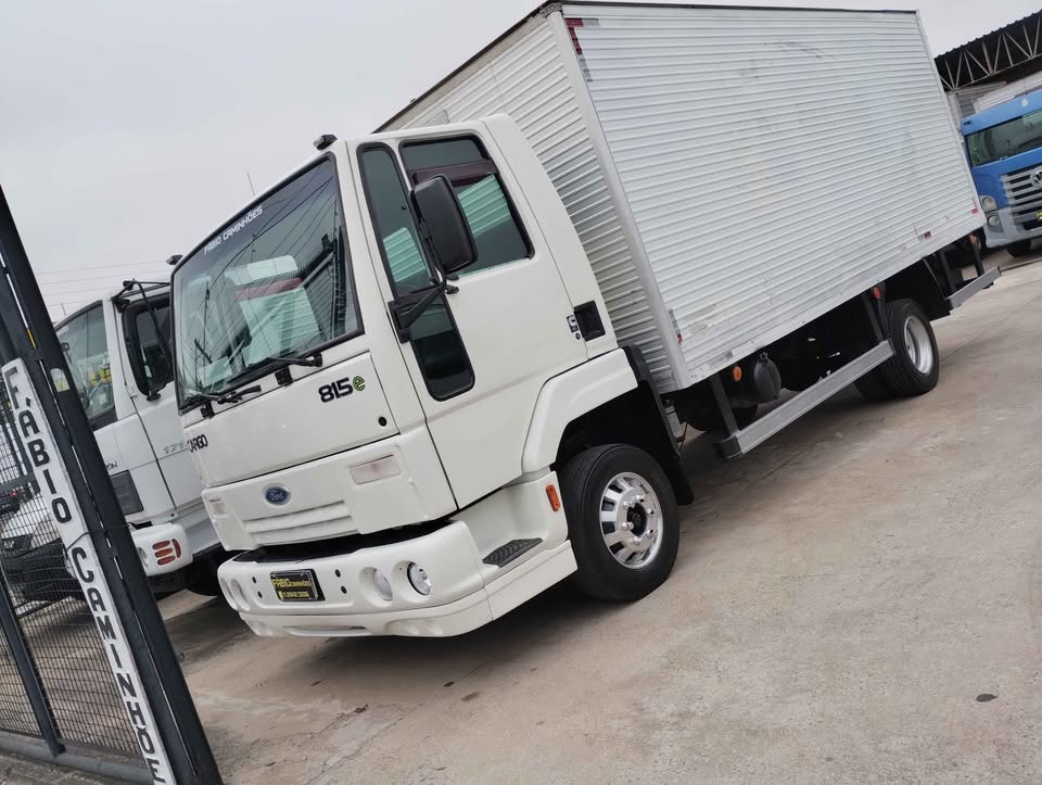 Ford cargo 815 baú