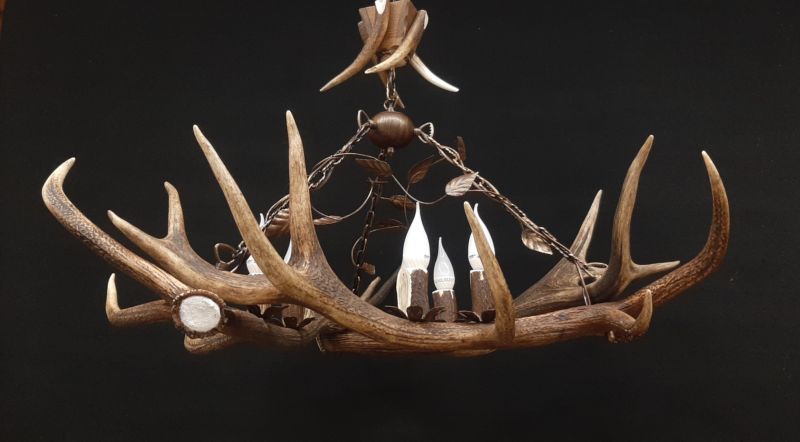 Żyrandol z poroża jelenia