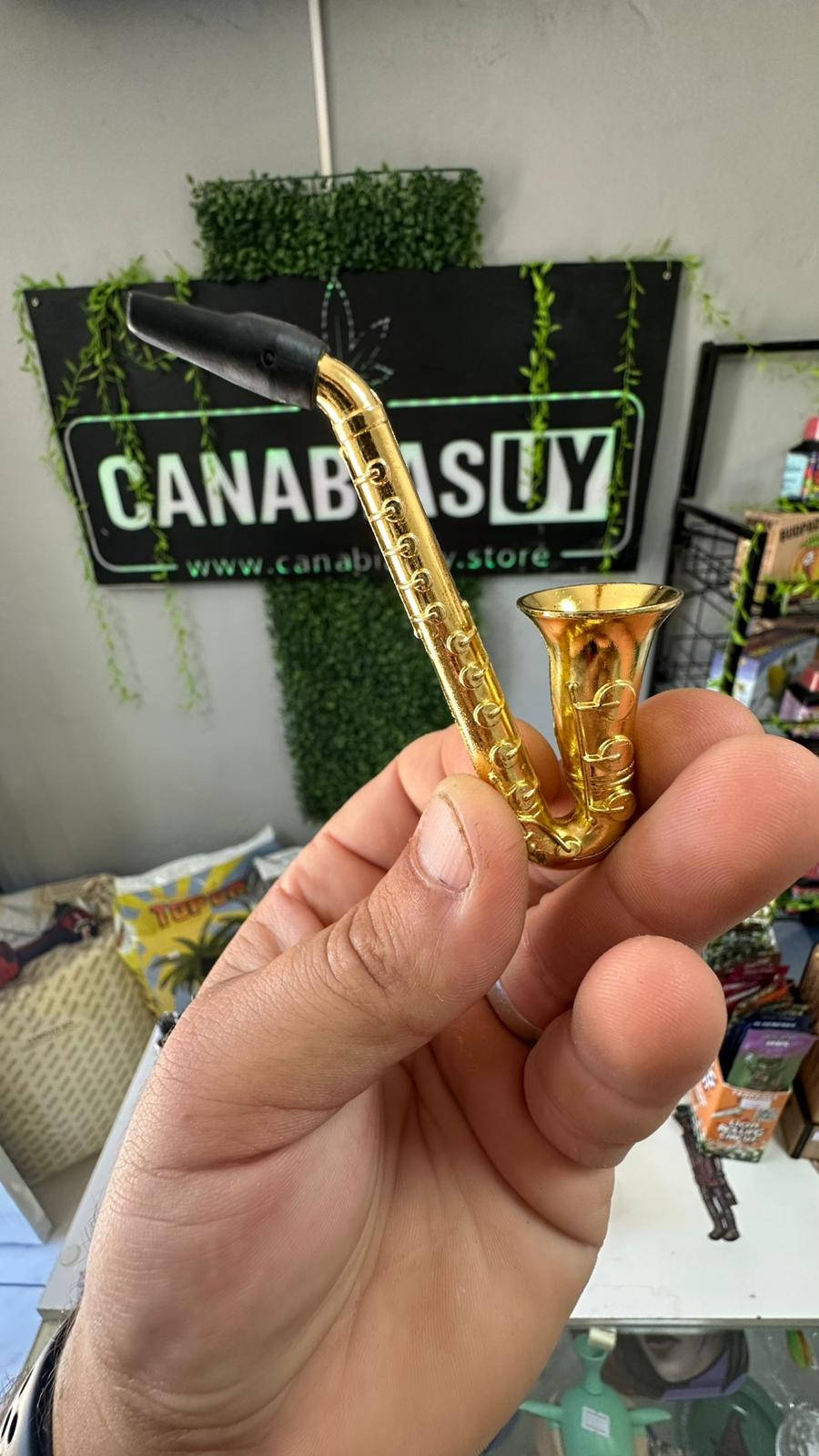 Pipa de saxofón dorado