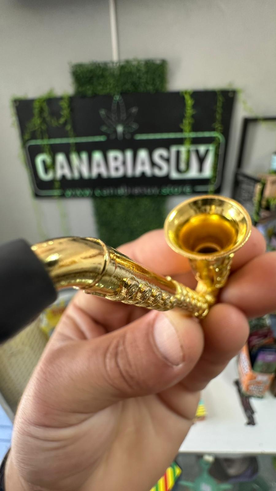 Pipa de saxofón dorado