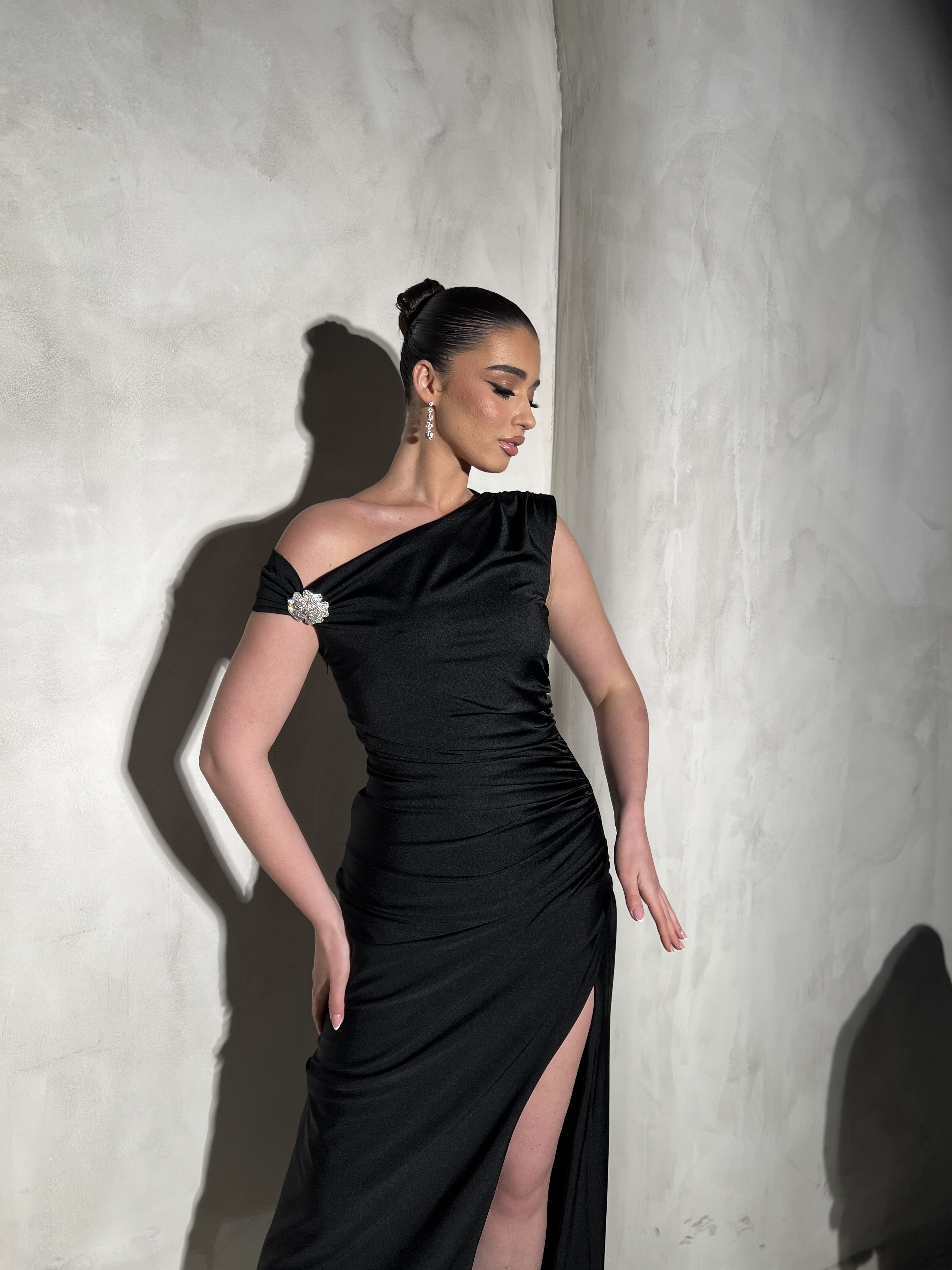 Elegant Black One-Shoulder Evening Gown