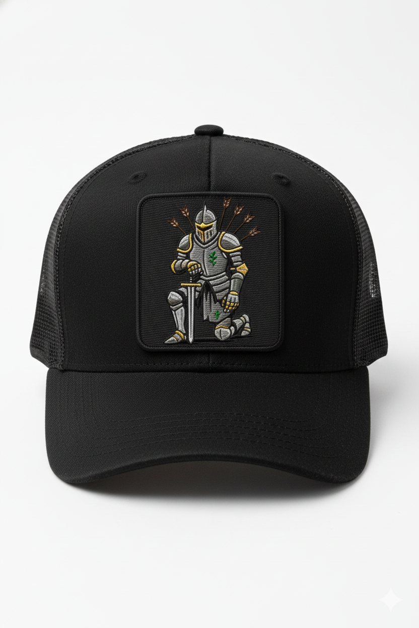 Gorra negra con parche de caballero medival