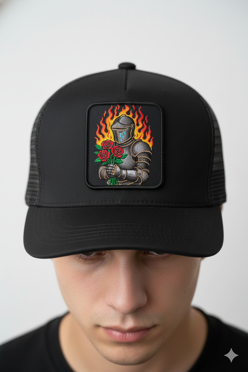 Gorra negra con parche de caballero en llamas
