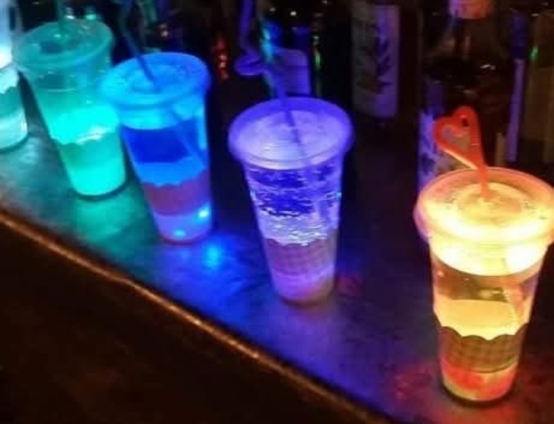 Gebliksemde ligte bekers