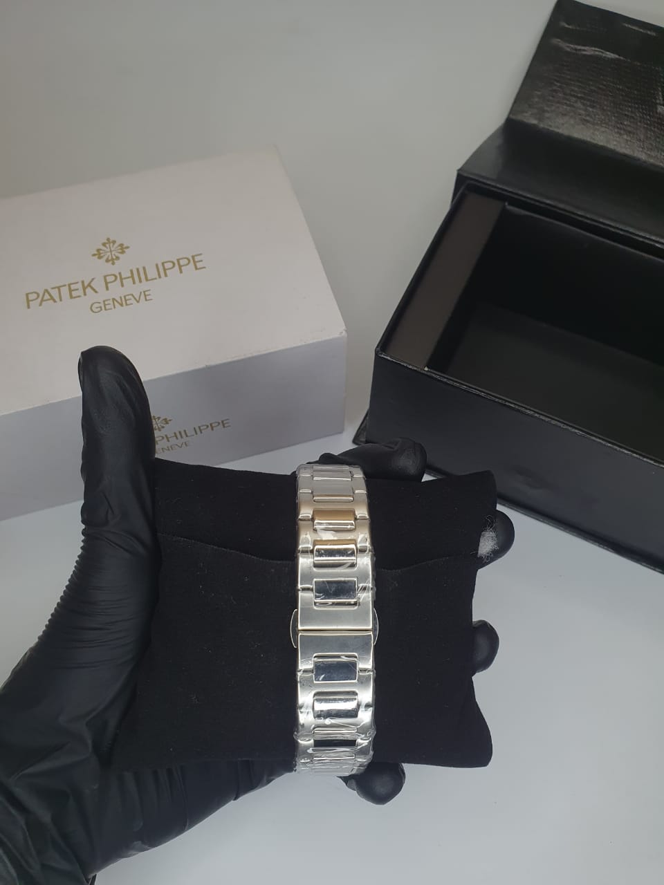 Patek Philippe Nautilus - Stainless Steel, Tifny Dial, Date and Master Lock