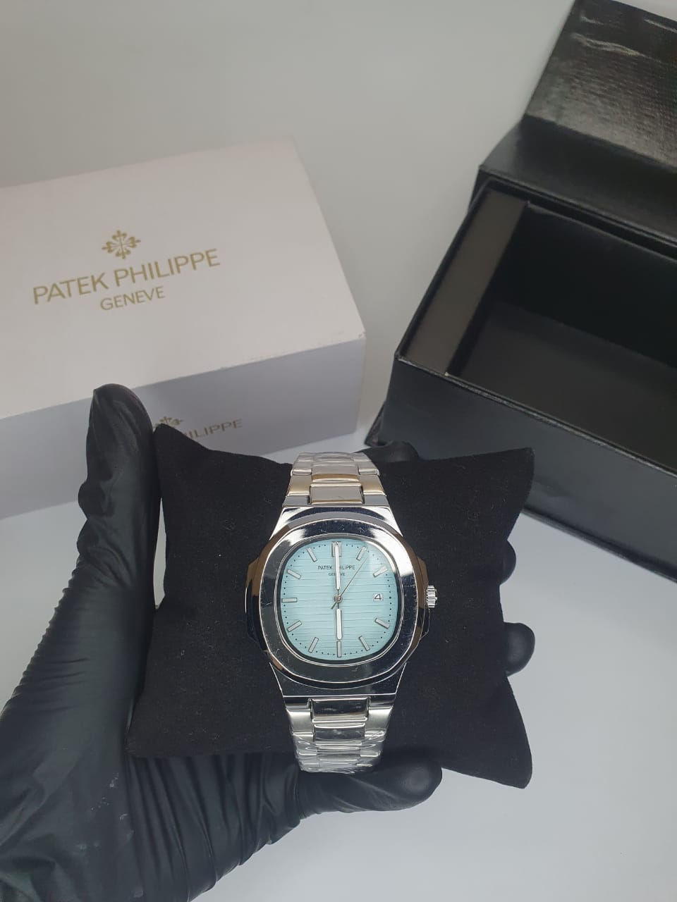 Patek Philippe Nautilus - Stainless Steel, Tifny Dial, Date and Master Lock