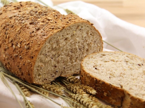  Sechskornbrot halbiert und in Scheiben geschnitten 