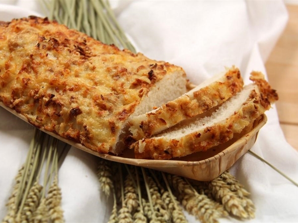 Weißbrot mit Käse und Zwiebeln.