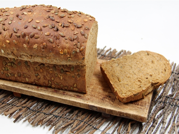 Kürbiskernbrot halbiert und in Scheiben geschnitten