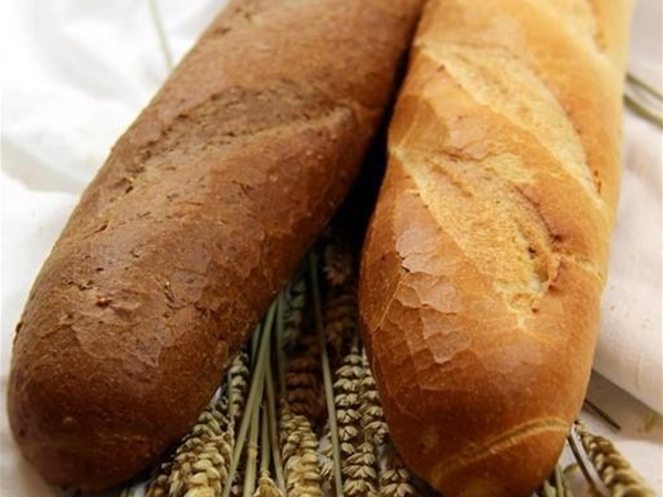 Weißes Baguette, ungeschnitten