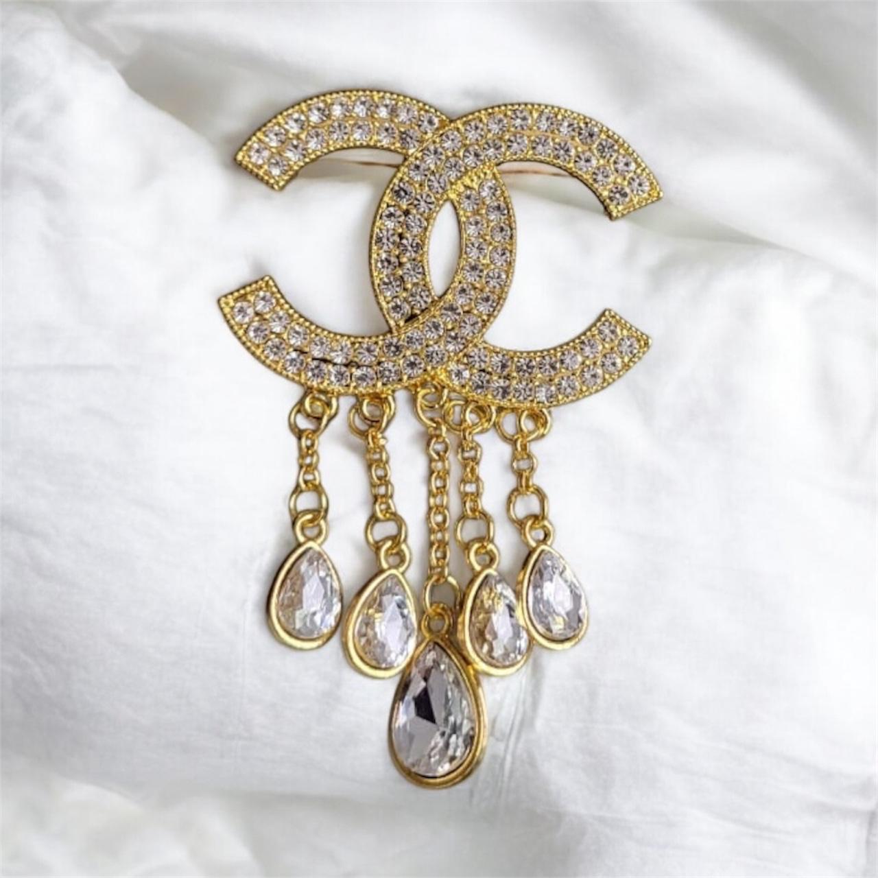 Fleur d’Or – Broche raffinée