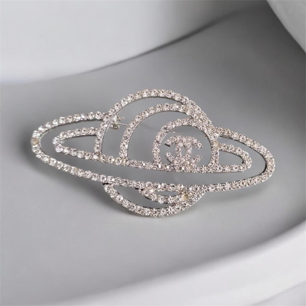 Signature Chic – Broche moderne