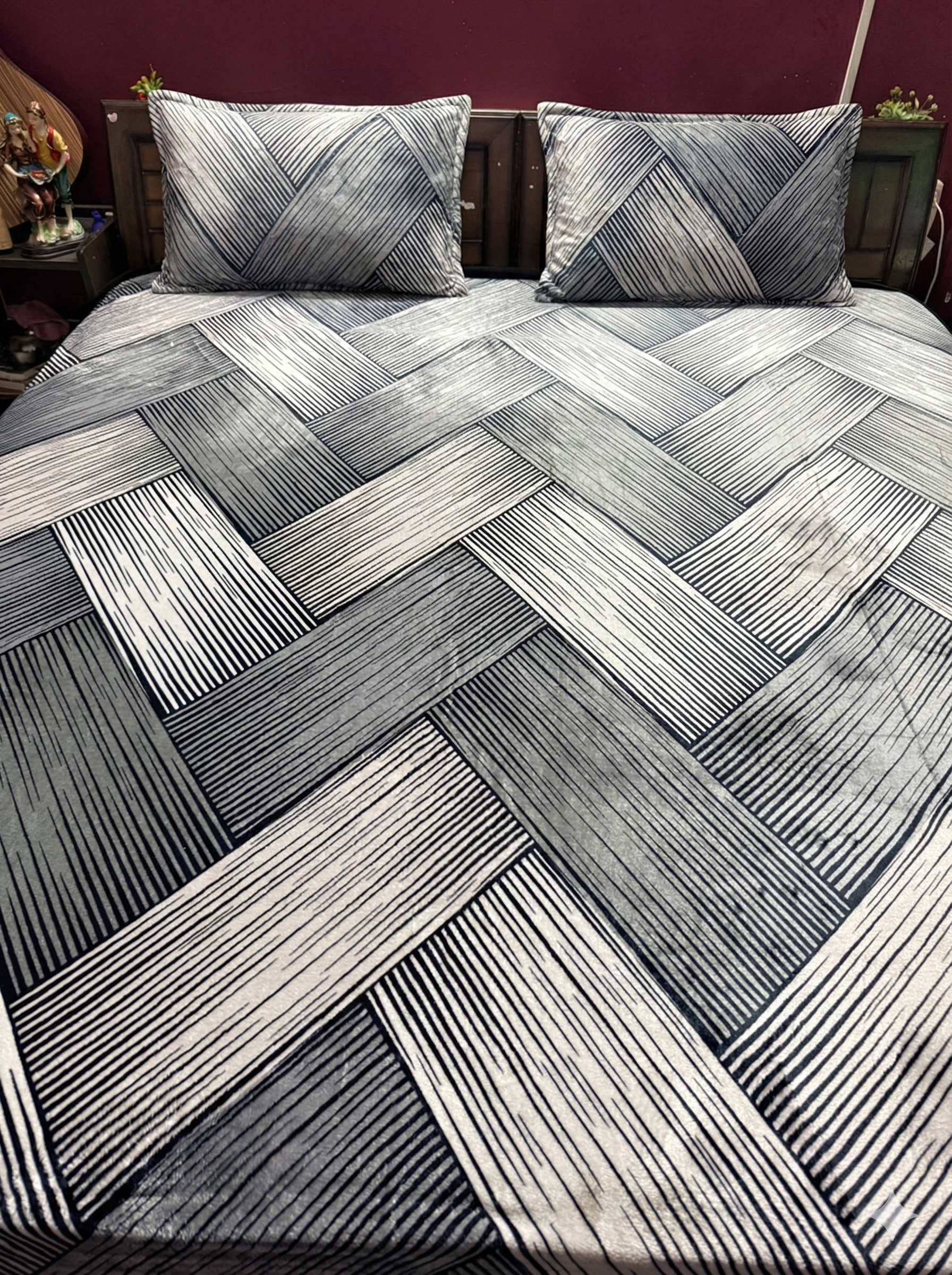 Grey Black Geometric Patterned Warm Goat Bed Sheet Set