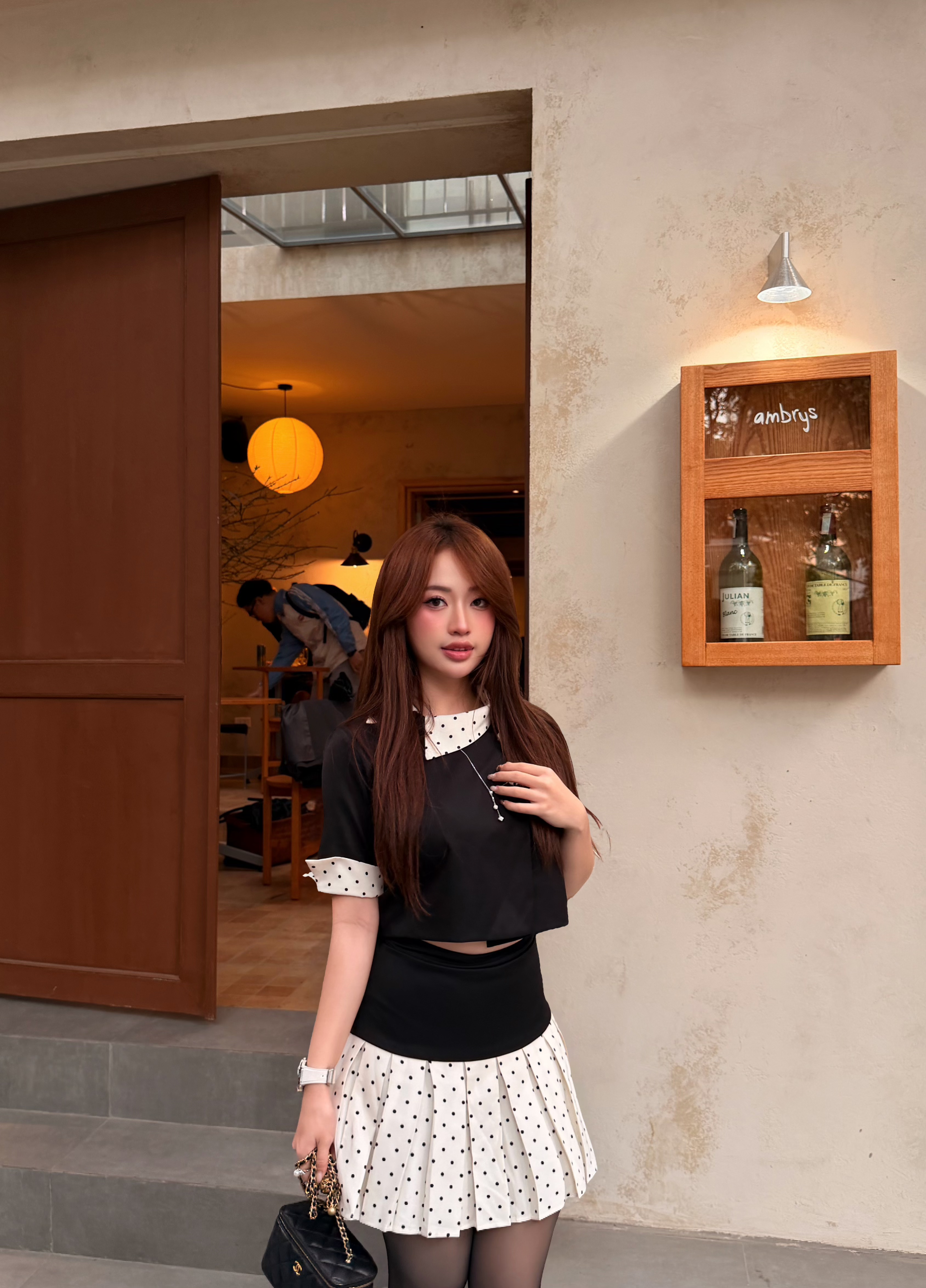 POISE_Chân váy đen xếp ly phối chấm bi