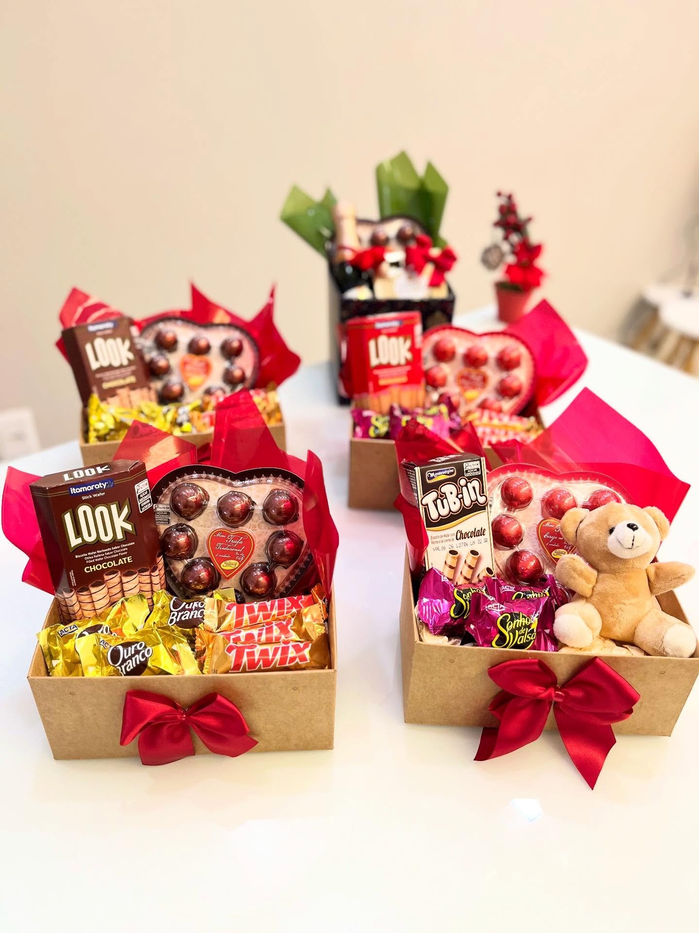 Cesta de presente com chocolates e brinquedo de pelúcia