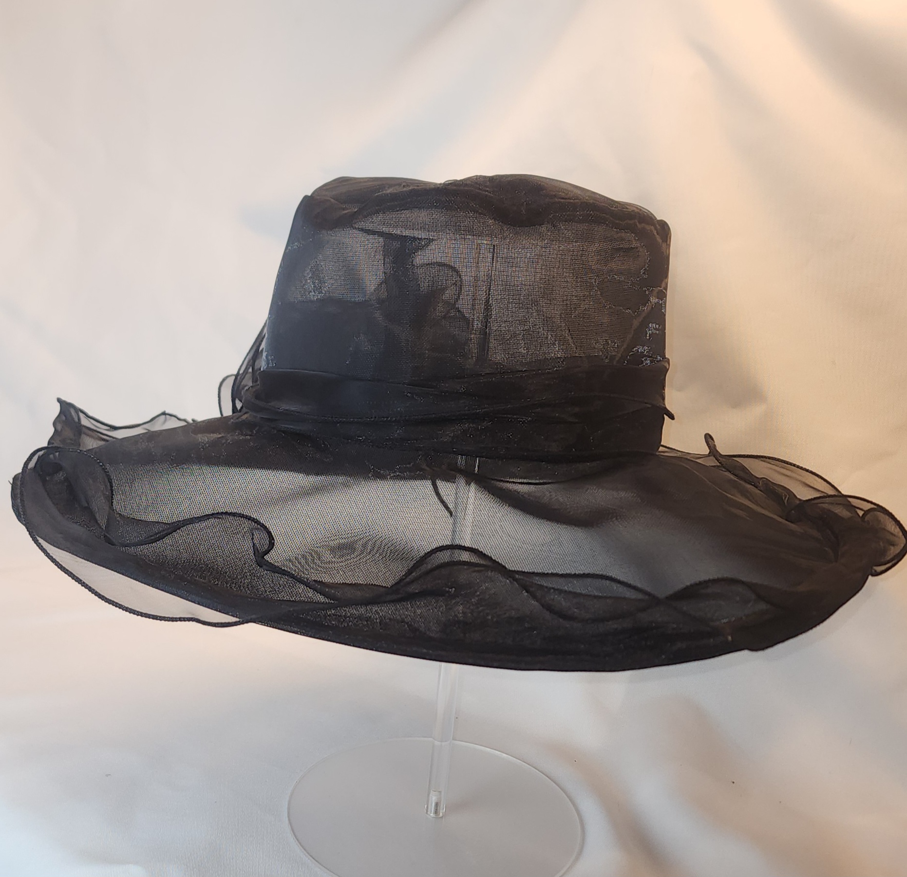 Elegant Black Hats Keeps You Cool in Church