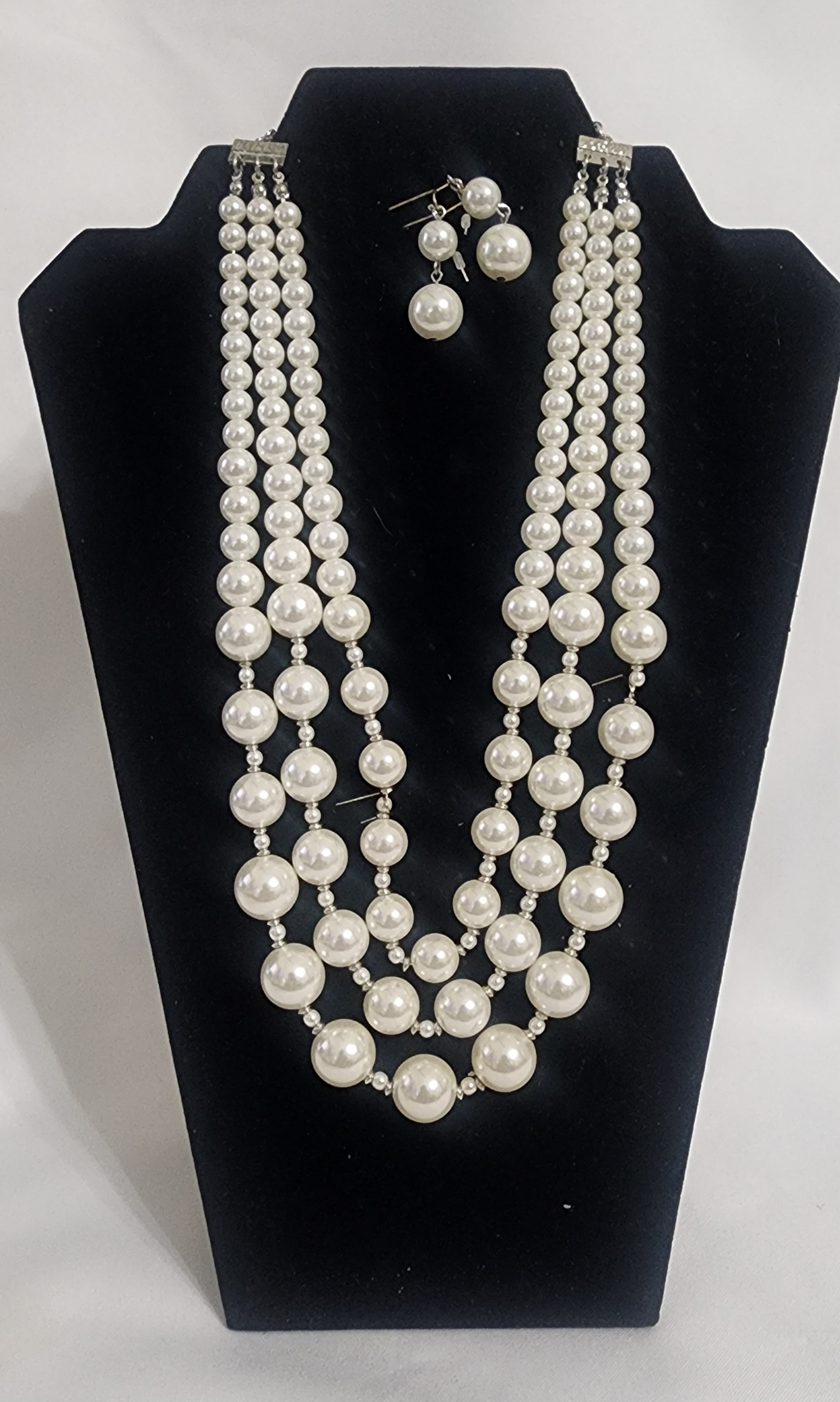 Elegant Pearl Necklace and Earring Set