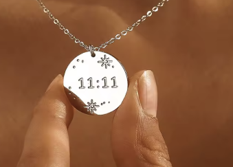 Collar plateado 11:11