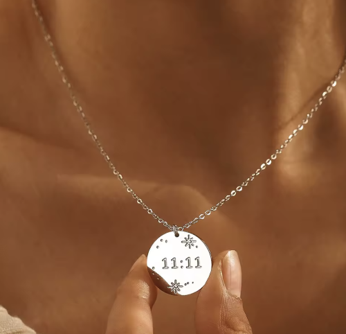 Collar plateado 11:11