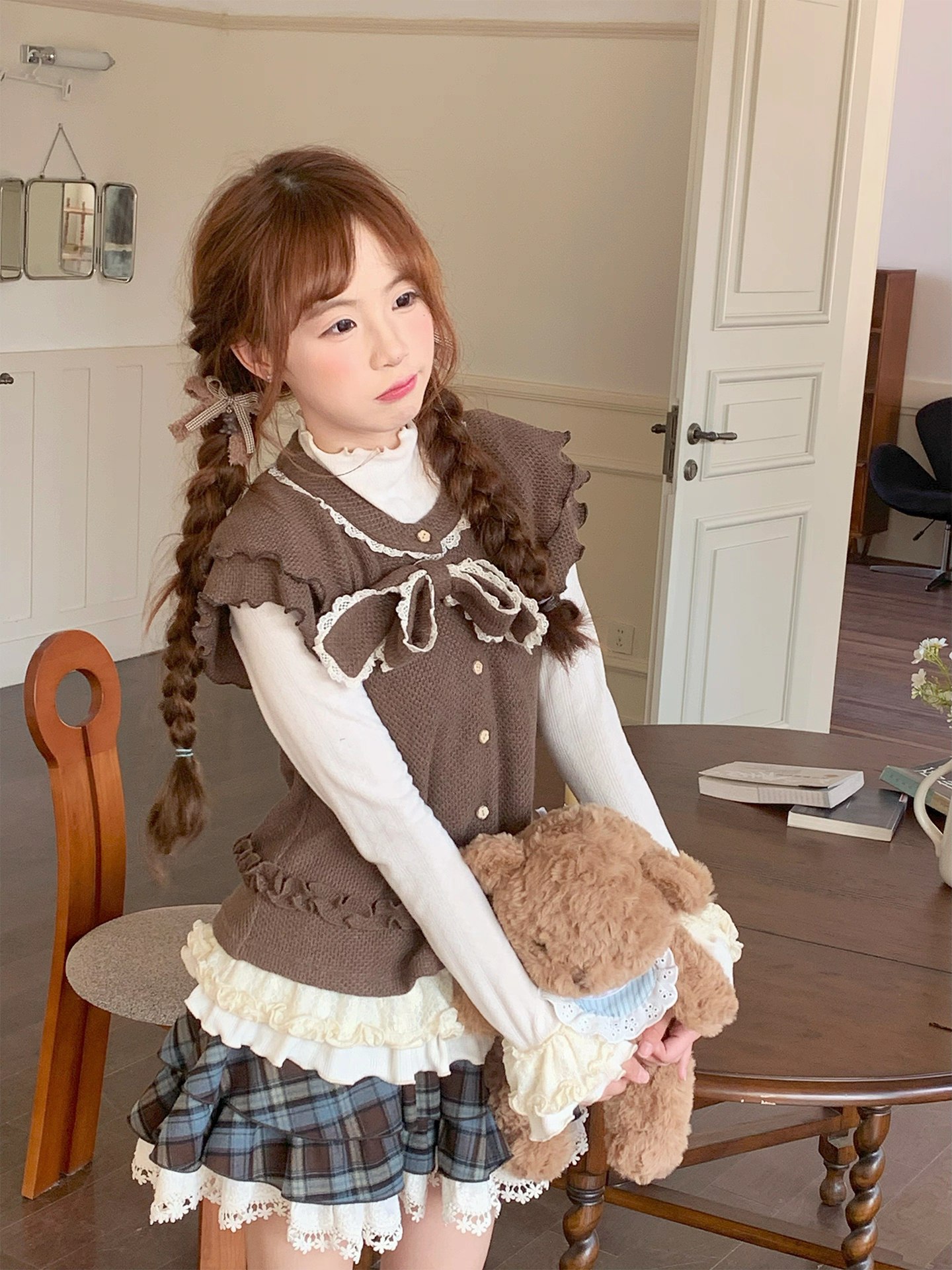 Vintage-inspired layered girls' outfit