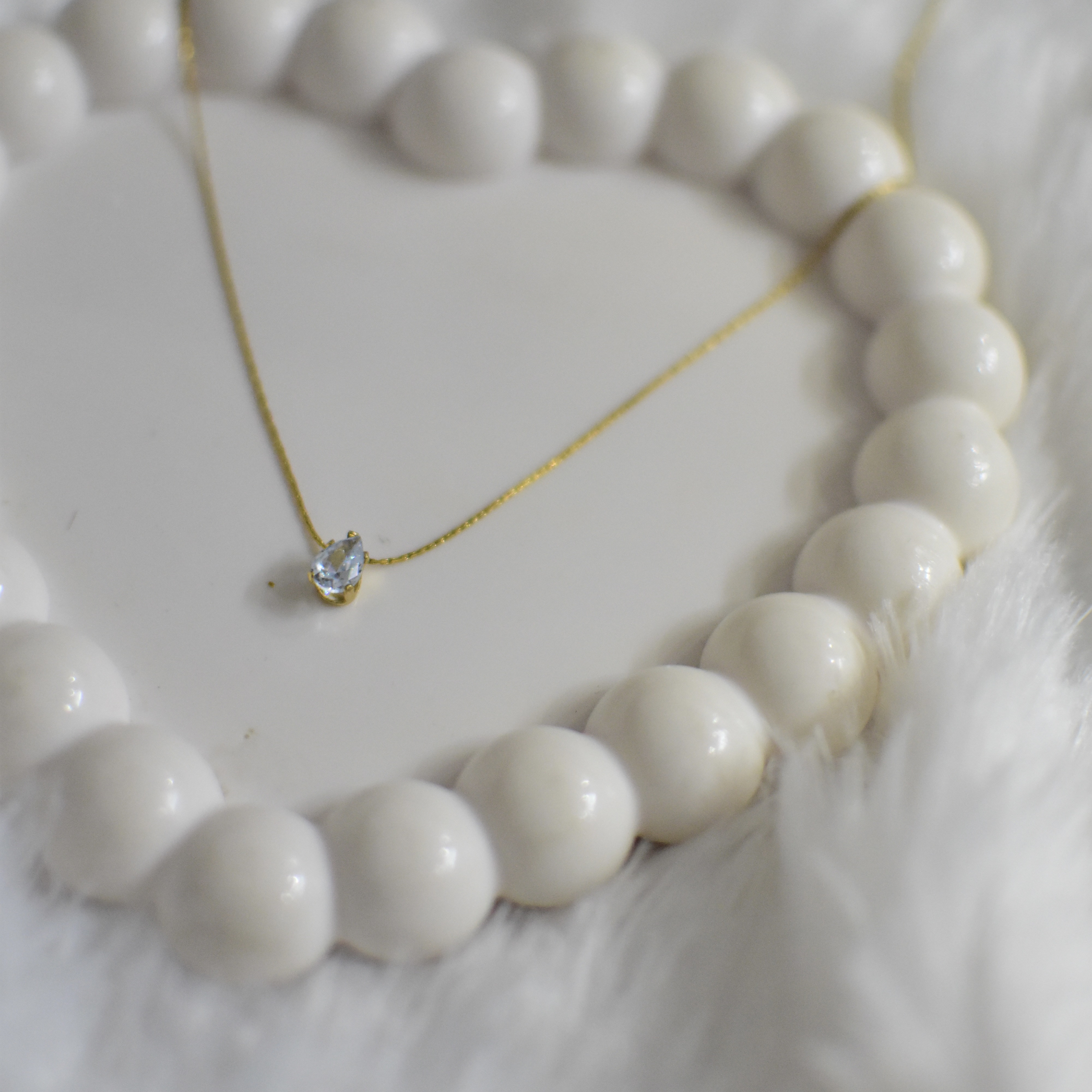 Elegant Gold Necklace with Teardrop Pendant