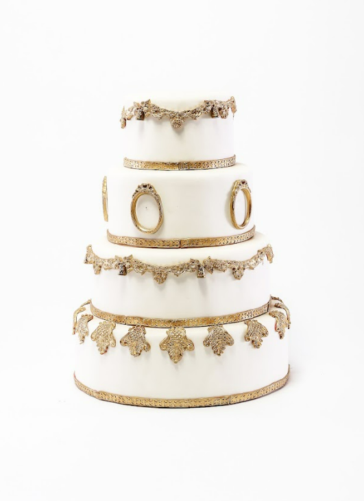 BOLO FAKE CREME COM DOURADO