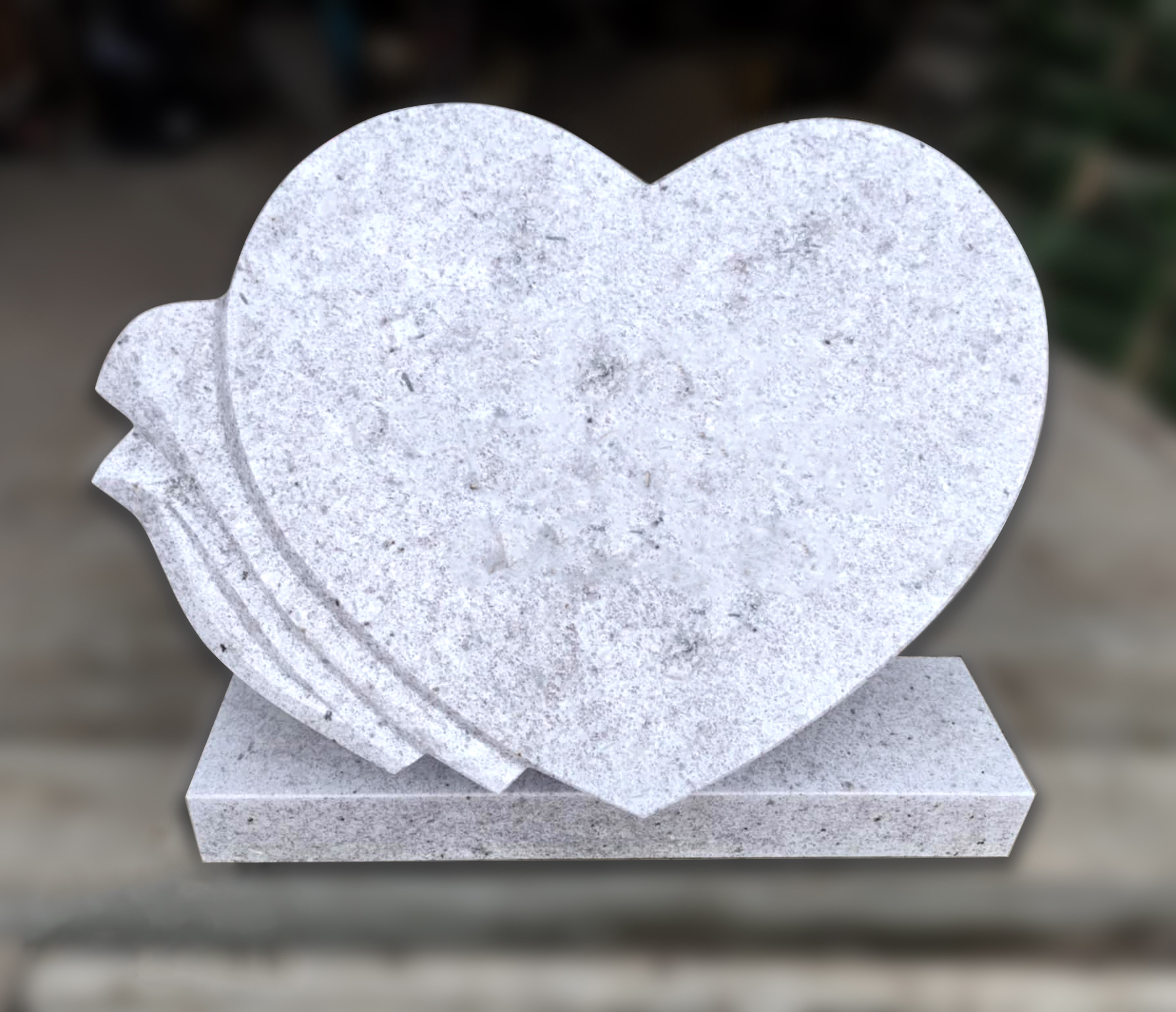 Paminklas ŠIRDIS šviesaus granito
