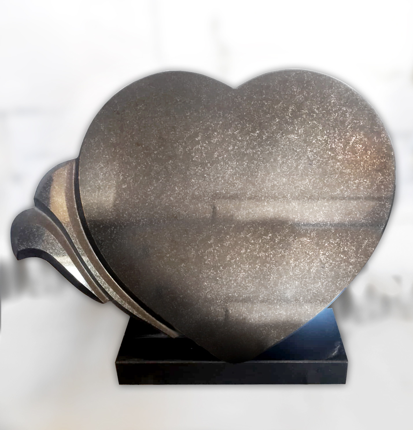 Paminklas ŠIRDIS tamsaus granito