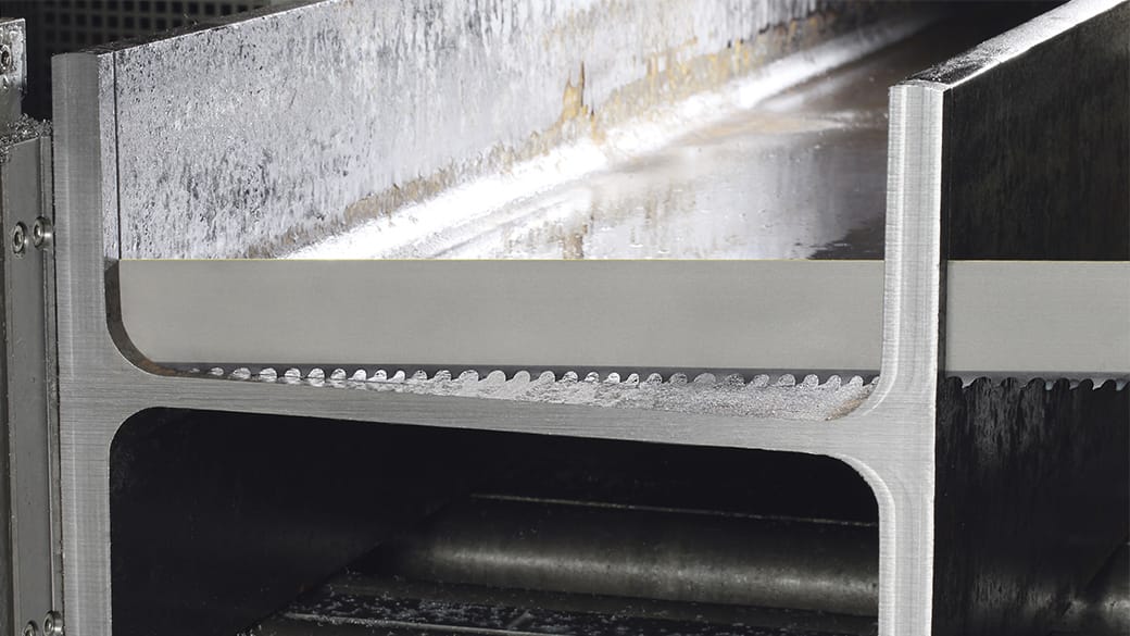 Scie à ruban métallique portative avec verrouillage – idéale pour les bricoleurs et les artisans.