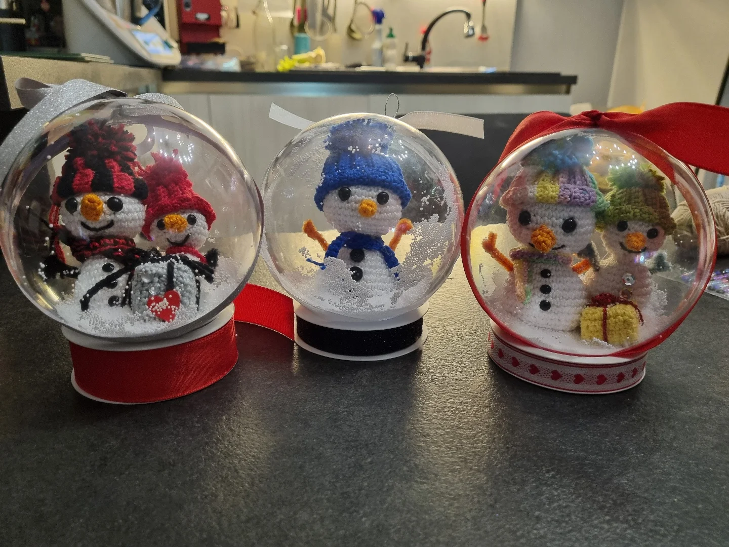 Decorazione globo pupazzo di neve fatto a mano