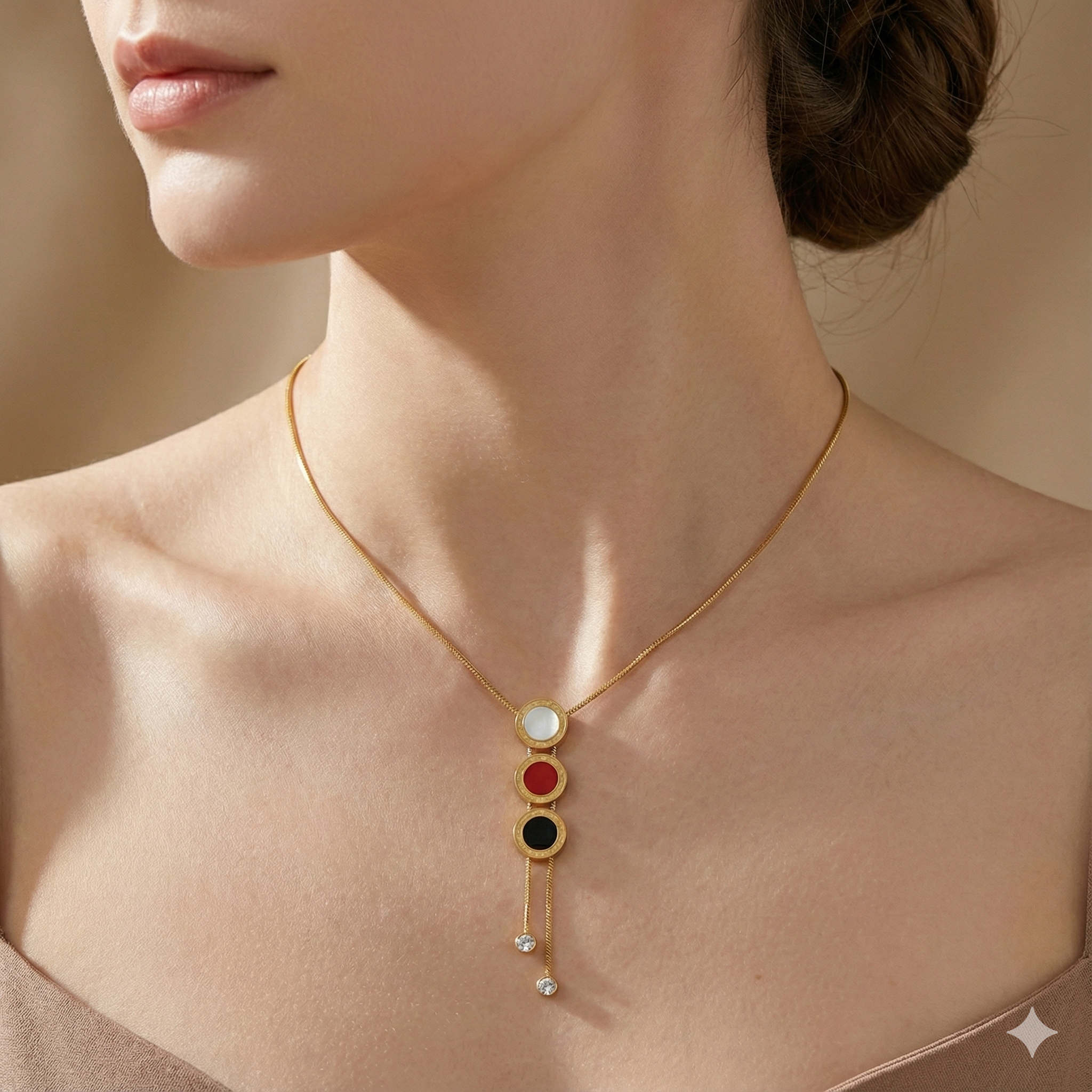 عقد متدلٍ بقطرات الكرستال