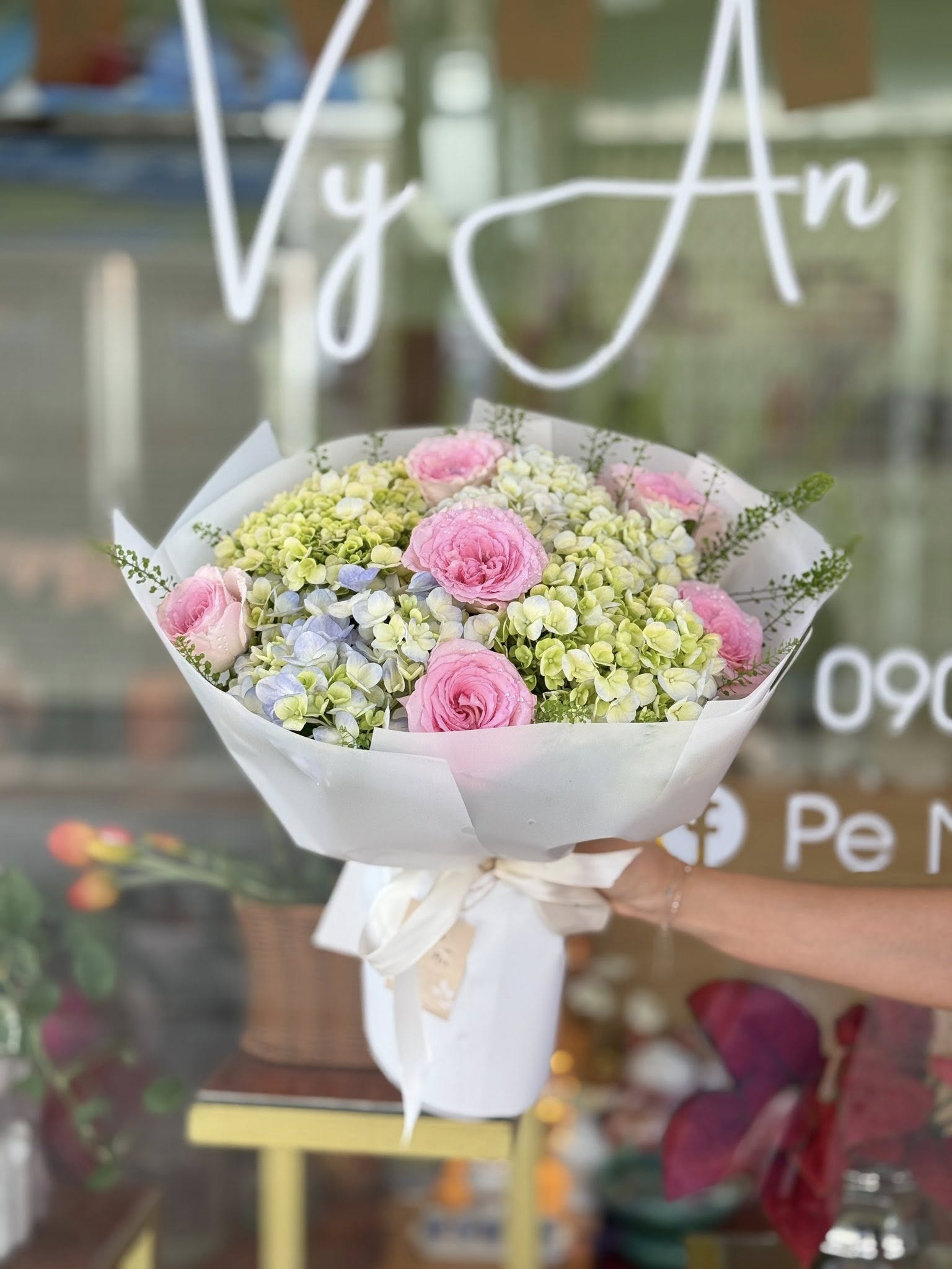 Elegant mixed flower bouquet