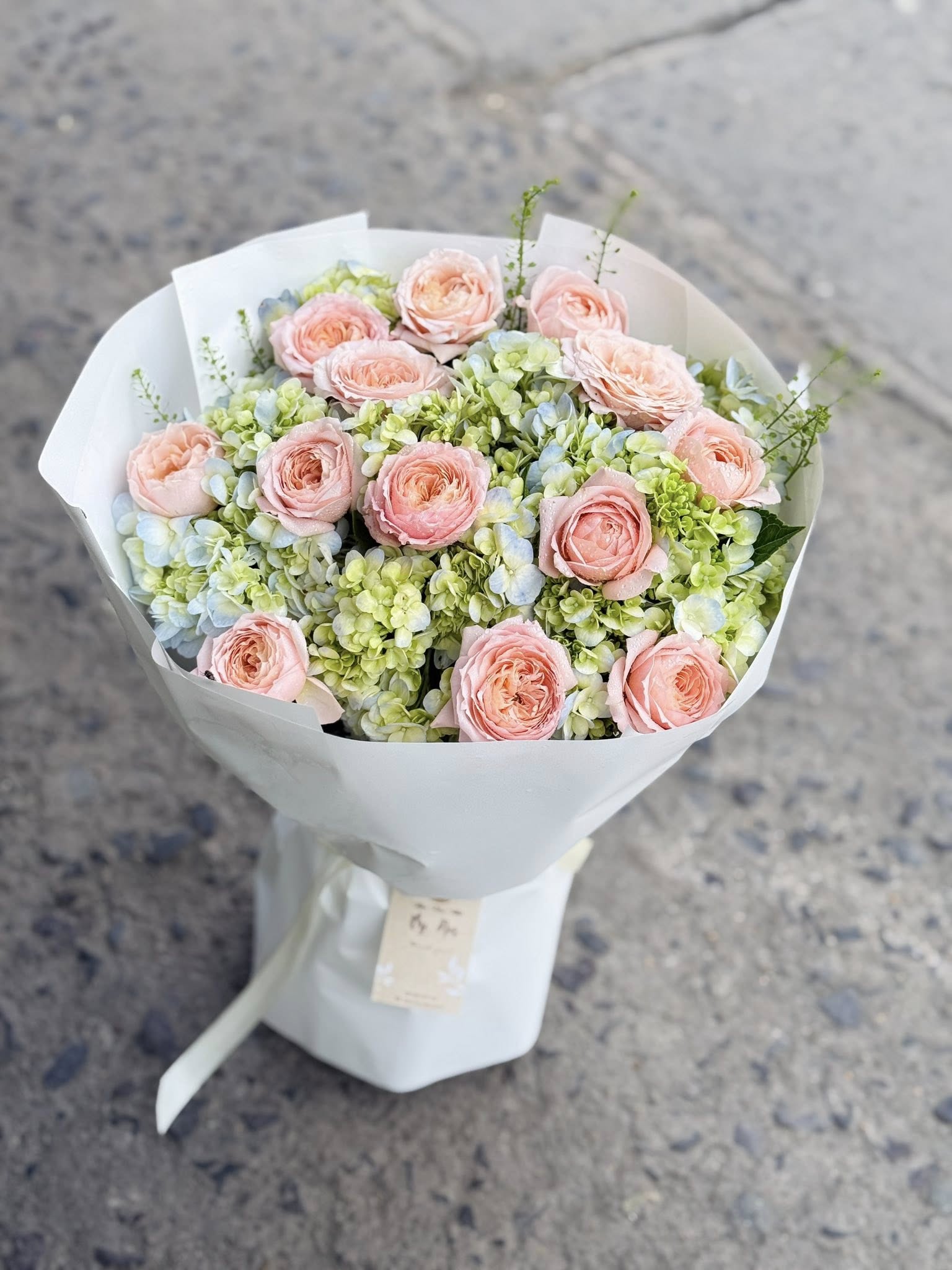 Elegant bouquet of pink roses and hydrangeas