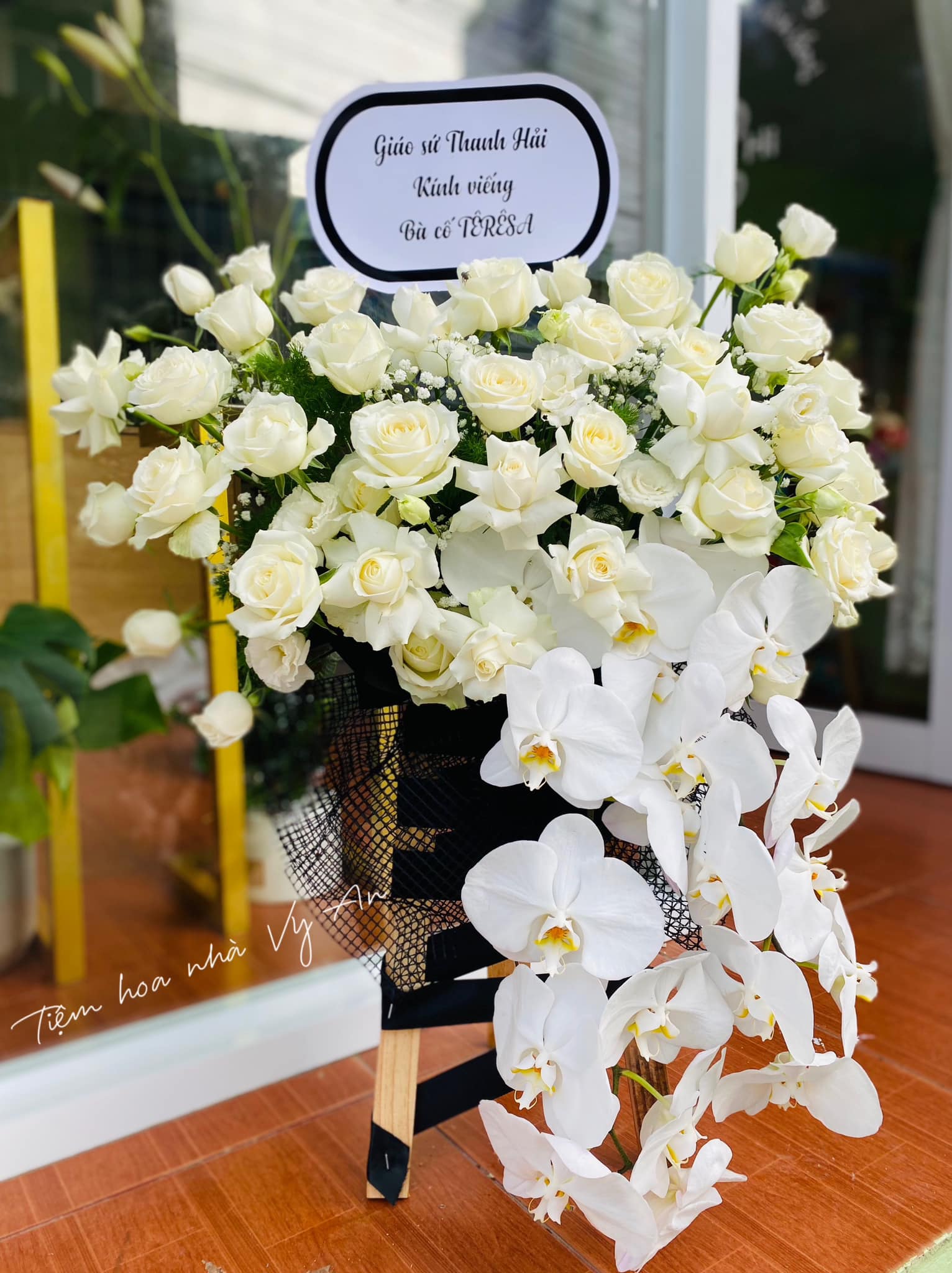 Elegant White Flower Arrangement