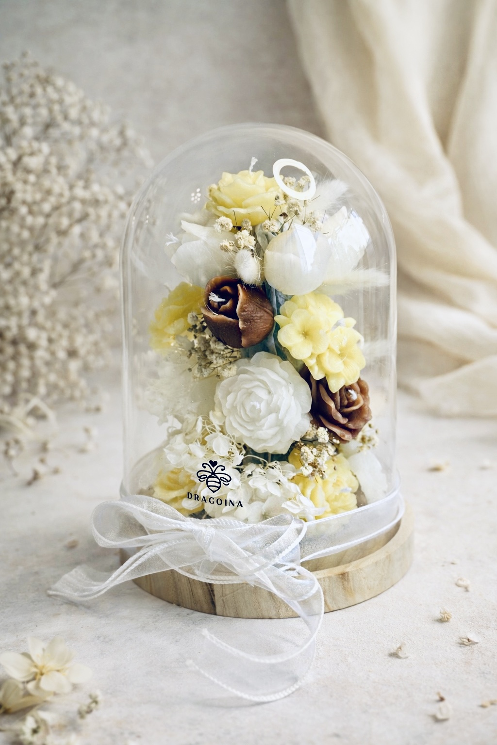 Луксозна композиция от восъчни цветя в стъклен клош – Колекция „Dragoina“