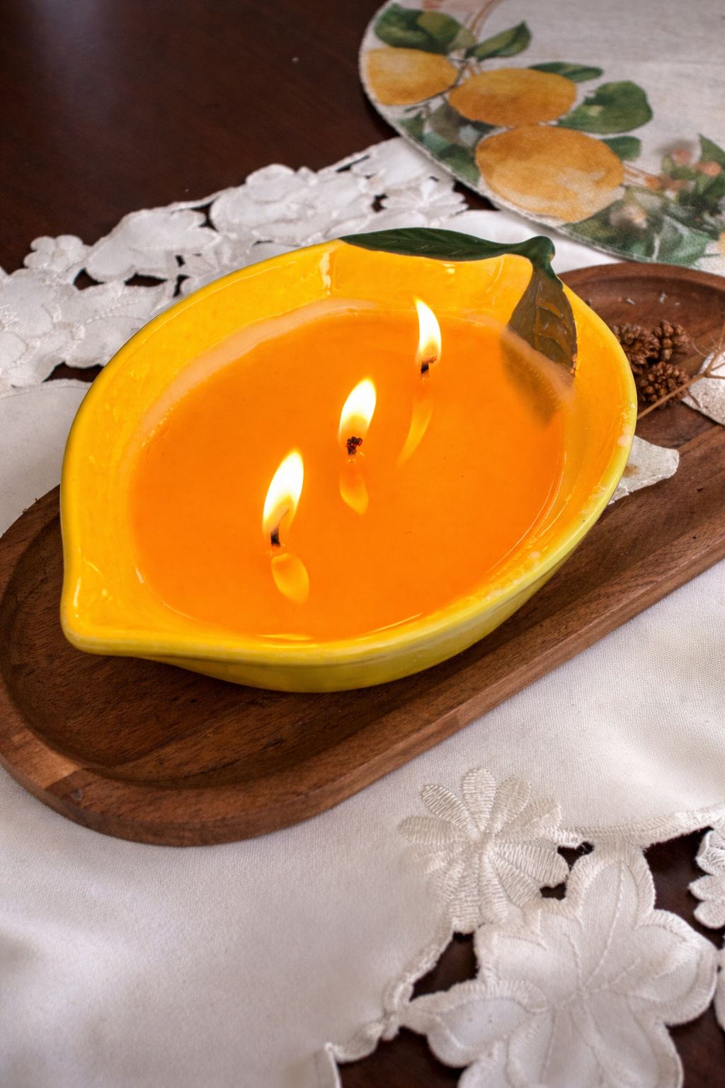 Свещ „Лимон“ в керамична купа с аромат на лимонова трева