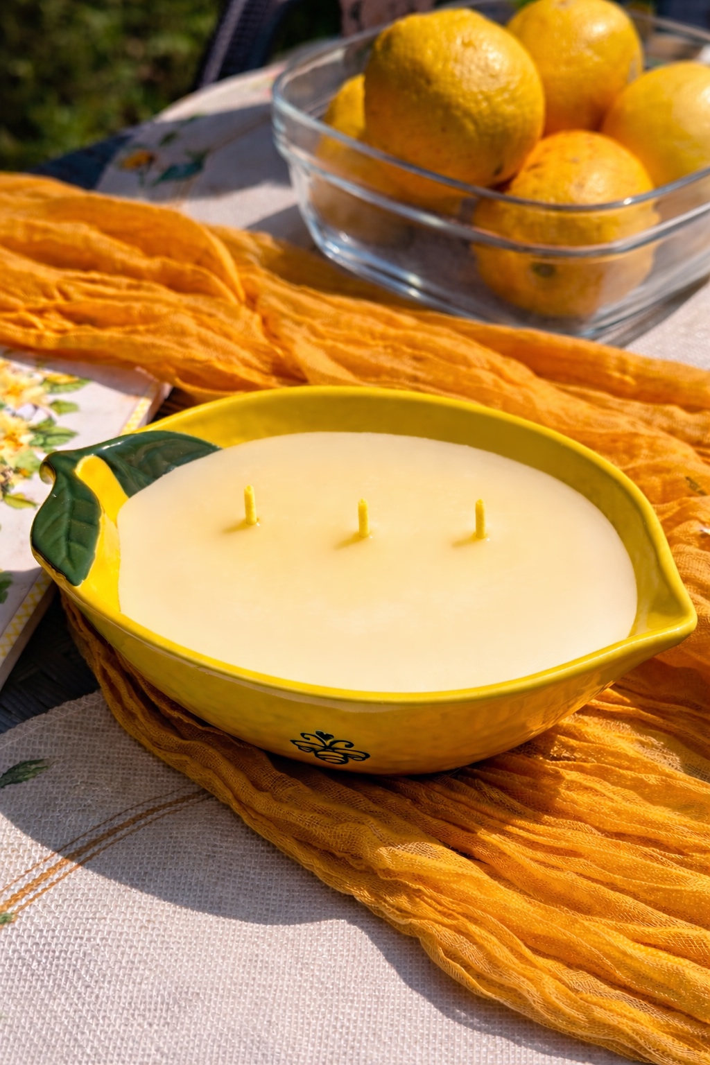 Свещ „Лимон“ в керамична купа с аромат на лимонова трева
