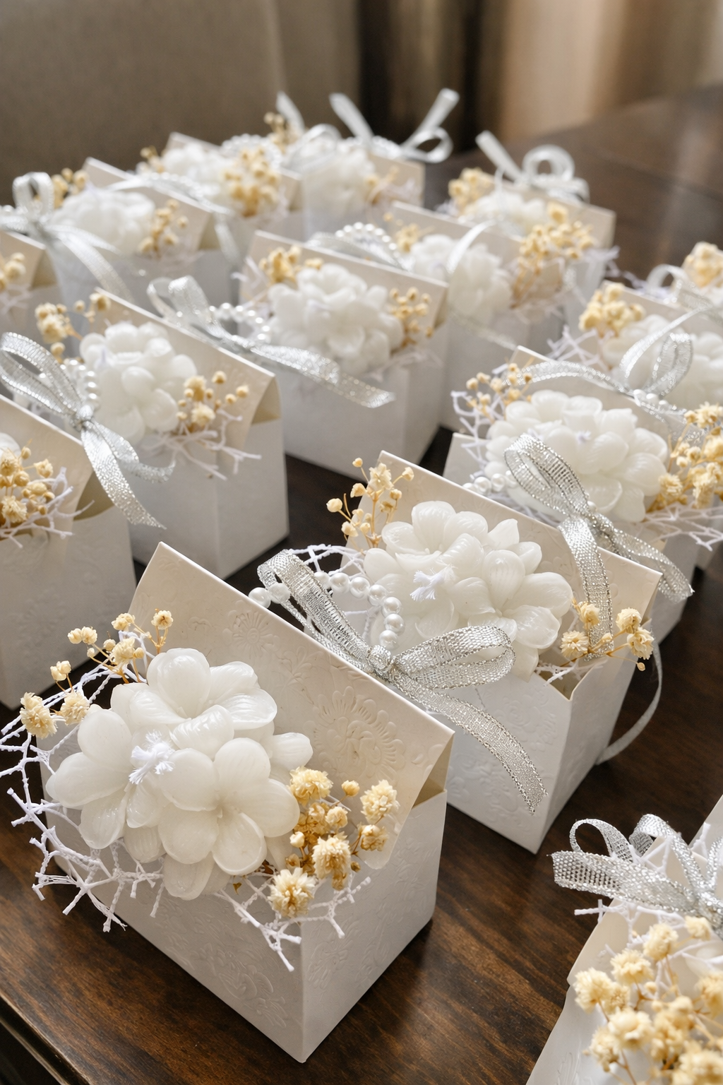 Подаръчна кутийка със свещ-цвете