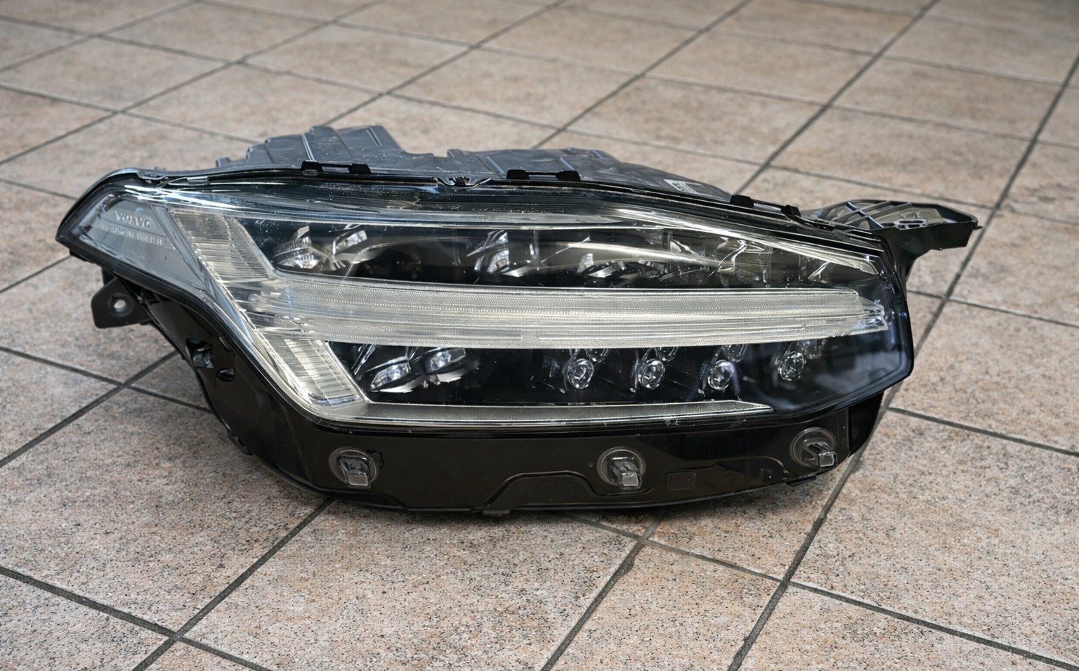 2019-2020 VOLVO XC90 headlights