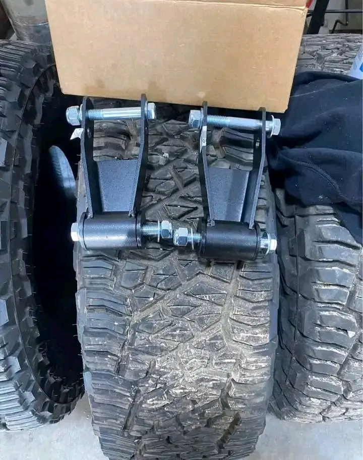 Lift shackles for keep Xj 