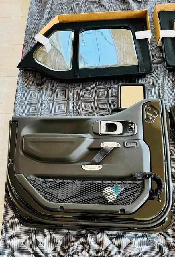 Jeep wrangler JLU /gladiator 4 door. Black half doors 