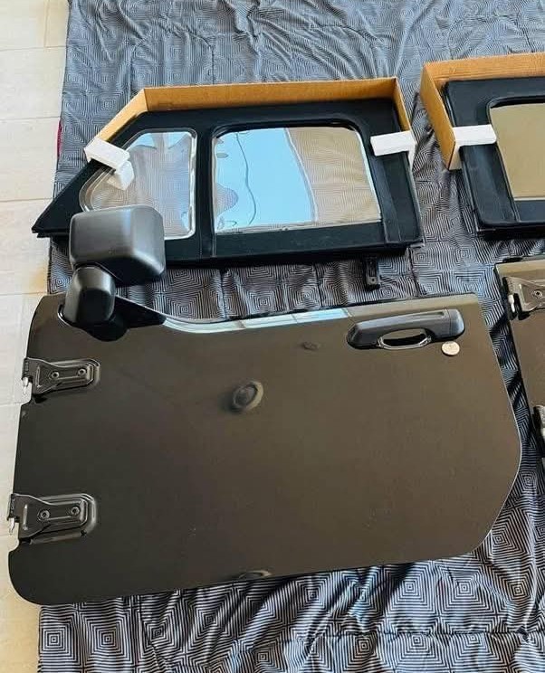 Jeep wrangler JLU /gladiator 4 door. Black half doors 