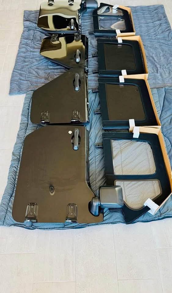 Jeep wrangler JLU /gladiator 4 door. Black half doors 