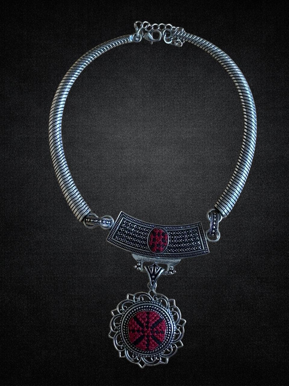 Collar con bordado tatreez — Colección Sumud