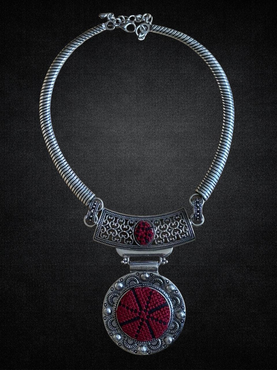 Collar con bordado tatreez — Colección Sumud